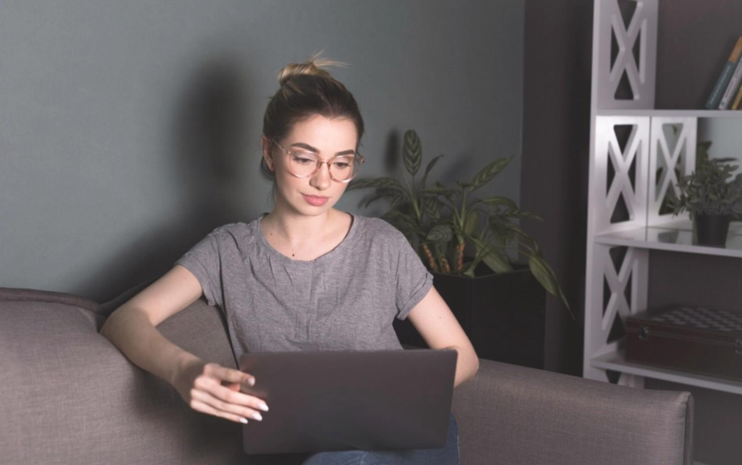 Menschen arbeiten gemeinsam an Finanzprojekten